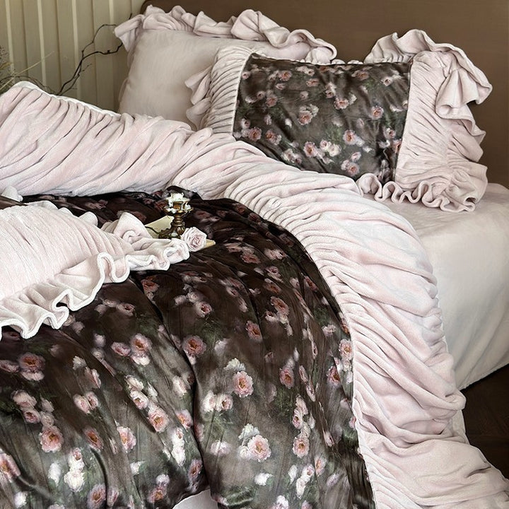 Samt bedding set with ruffled flounces and floral insertion
