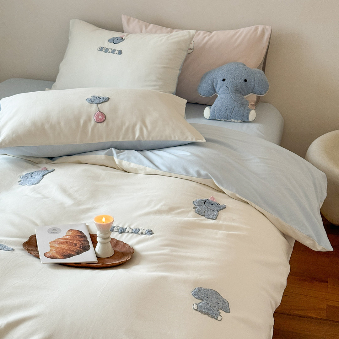 Reversible cotton satin bed linen set with embroidered fluffy dog appliqués and extra soft finish