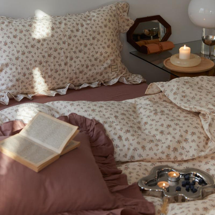 Romantic ruffle bedding set made of cotton percale with vintage floral print