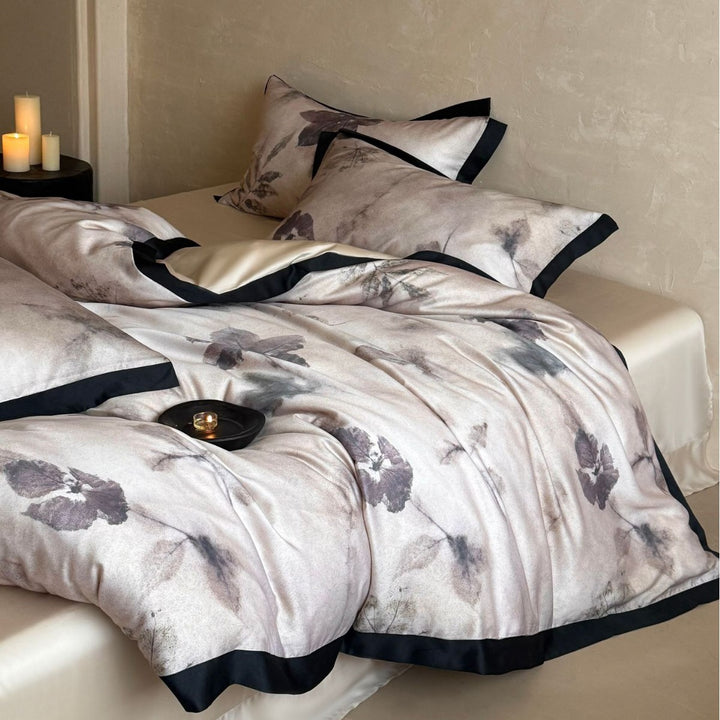 Bedding set made of fine cotton satin with a watercolor flower print and contrast piping