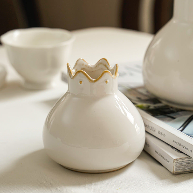 Elegant ceramic vase with wavy edge Stornfield