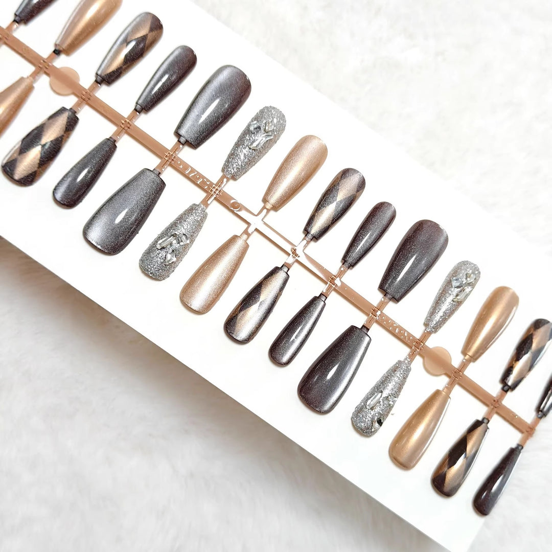 Artifical nails in elegant metallic look Stornfield