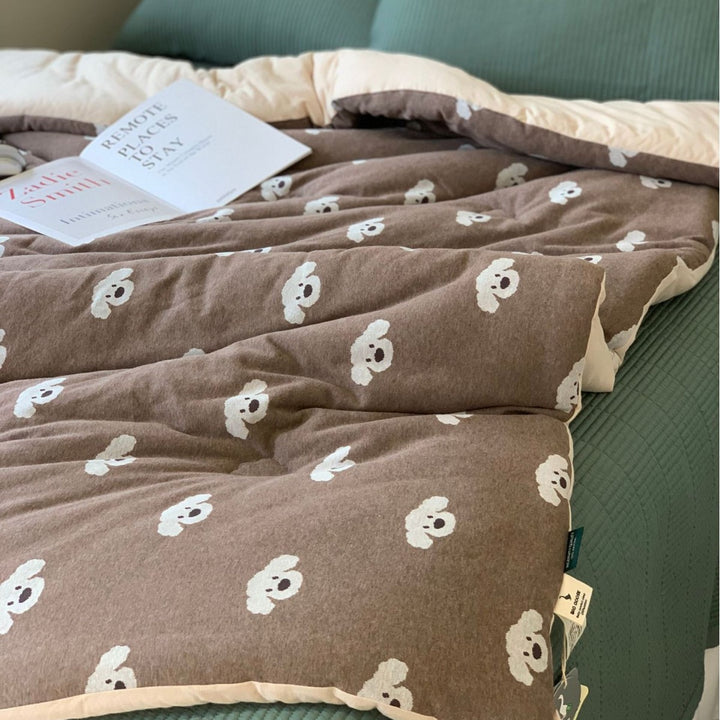 Light quilted blanket with bear jacquard and cotton jersey surface