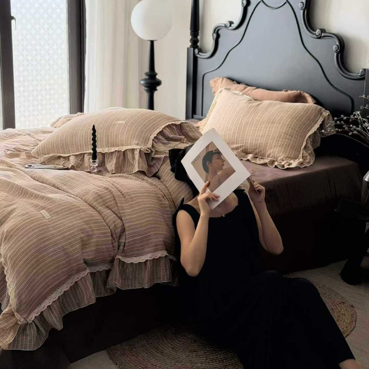 Romantic linen look bedding set with ruffle and lace trim