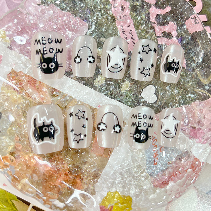 Playful nail art with cat motifs Stornfield