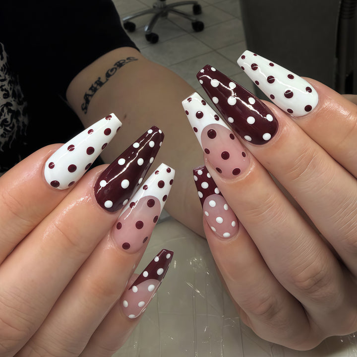 Artificial nails in the popular polka dot design Stornfield