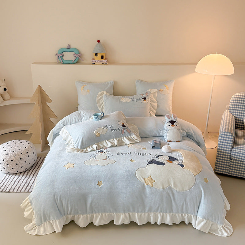 Children's bedding set with quilted plush blanket, 3D animal appliqués and ruffle