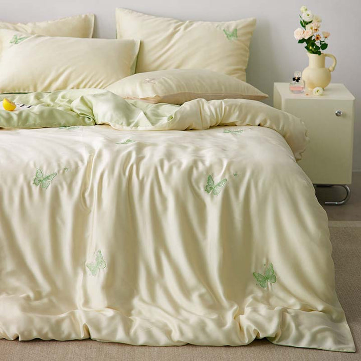 Reversible bedding set made of cotton percale with finely embroidered breakfast motifs