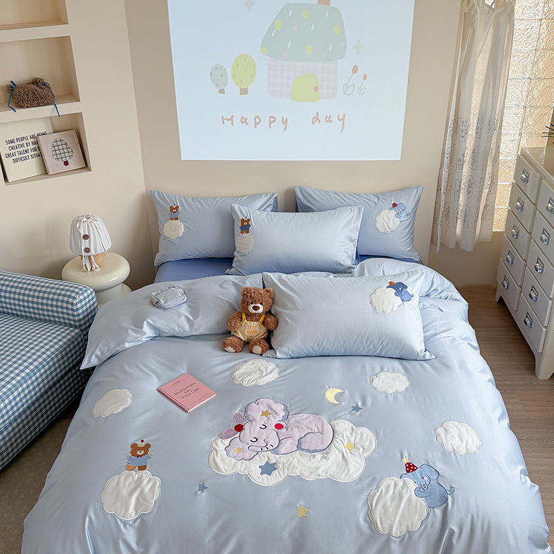 Children's bedding set with applied plush toy applications made from soft cotton satin