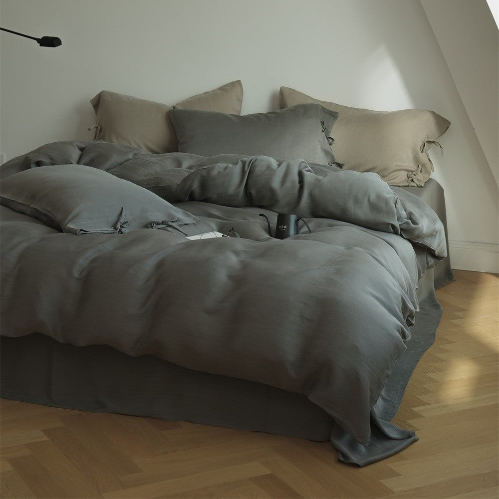 Bedding set made of finely woven cotton satin with ties, fitted sheet, and quilted blanket