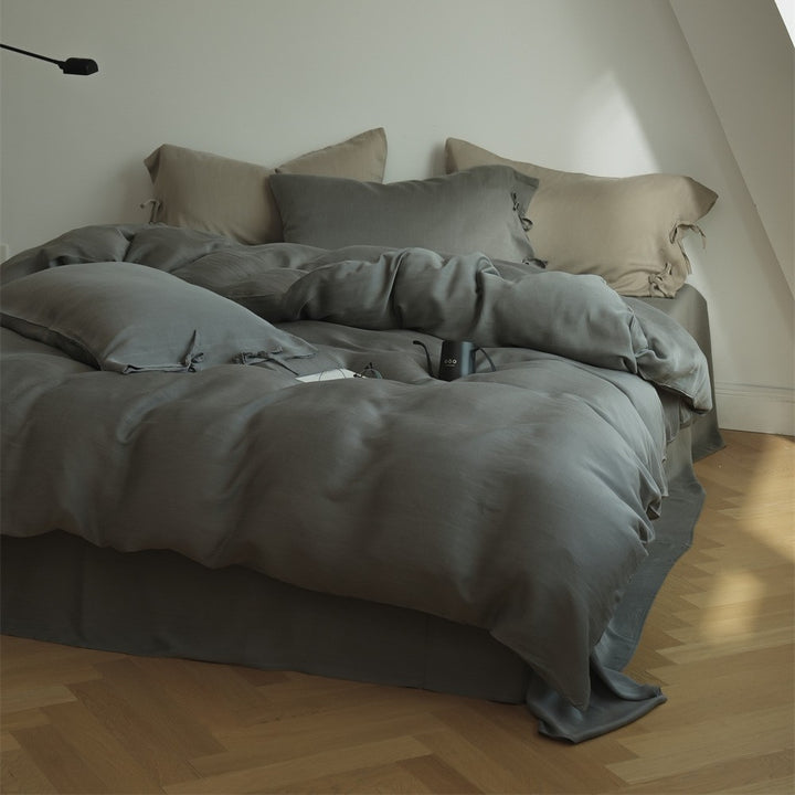 Bedding set made of finely woven cotton satin with ties, fitted sheet, and quilted blanket
