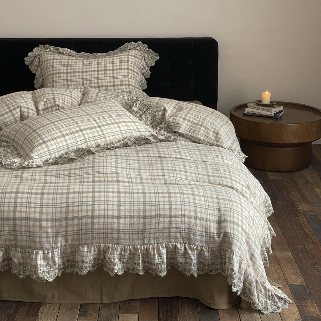 Bedding set with checkered pattern and lace frills