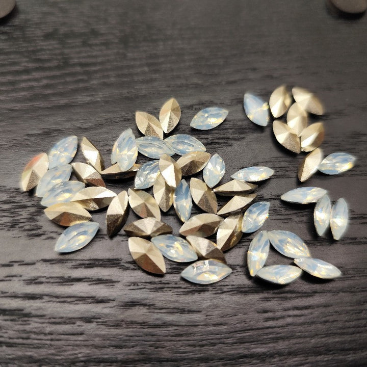 Glittering acrylic gemstones Stornfield