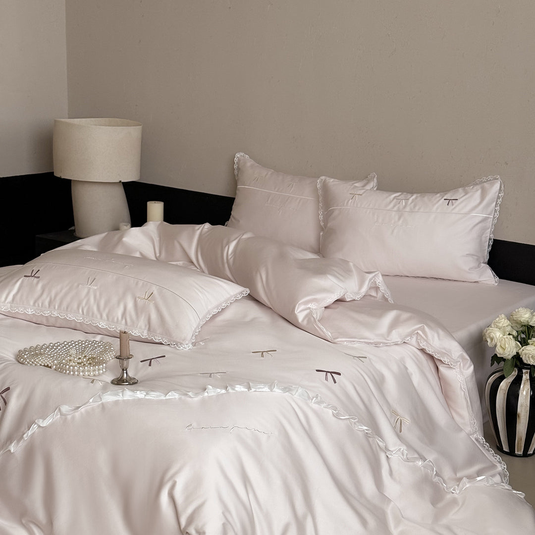 Bedding set made of cotton satin with embroidered bows and lace ruffle