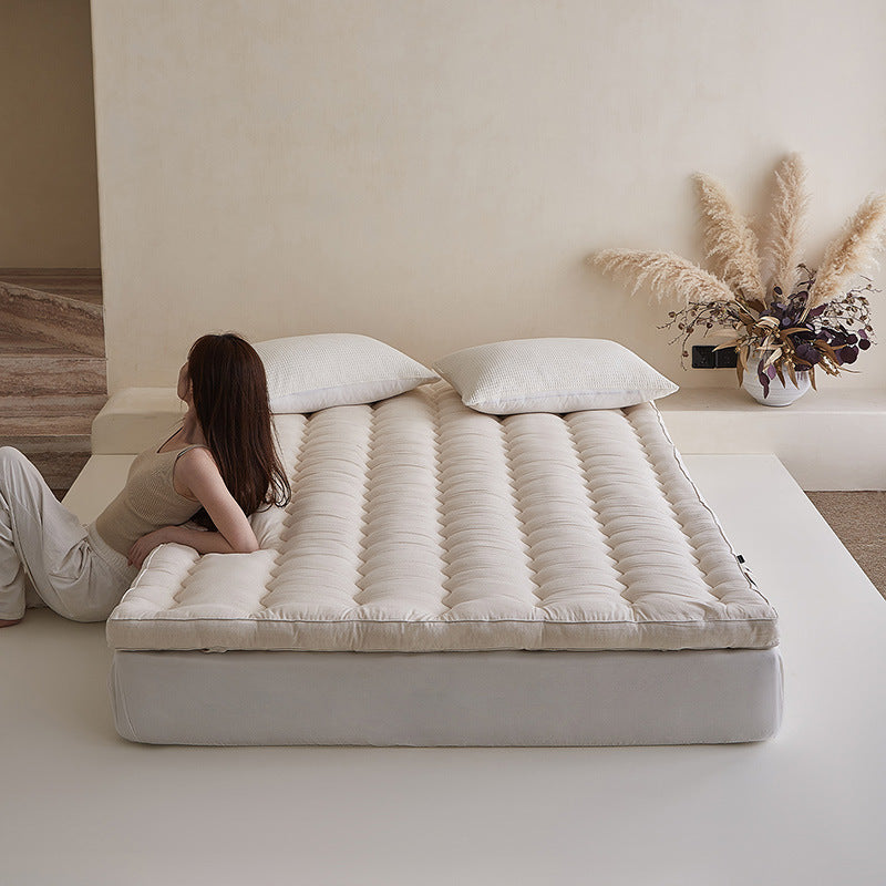 Viscoelastic quilted mattress topper with comfort filling and non-slip underside