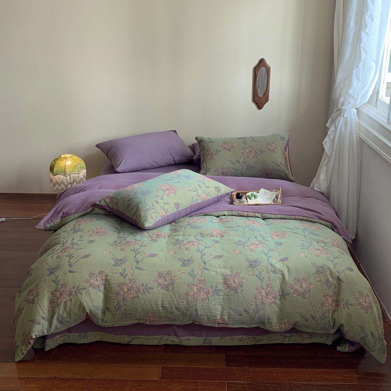 Reversible bedding set made of cotton-linen with delicate floral print and quilted blanket
