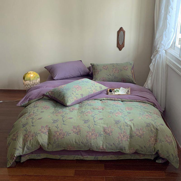 Reversible bedding set made of cotton-linen with delicate floral print and quilted blanket
