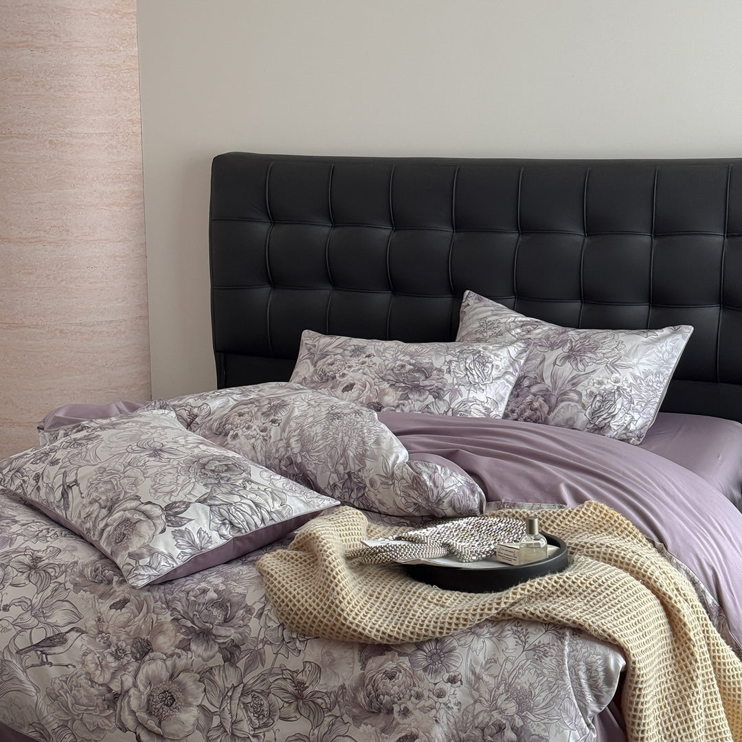 Bedding set with floral sketch look and reversible function