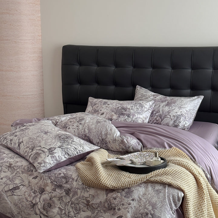 Bedding set with floral sketch look and reversible function