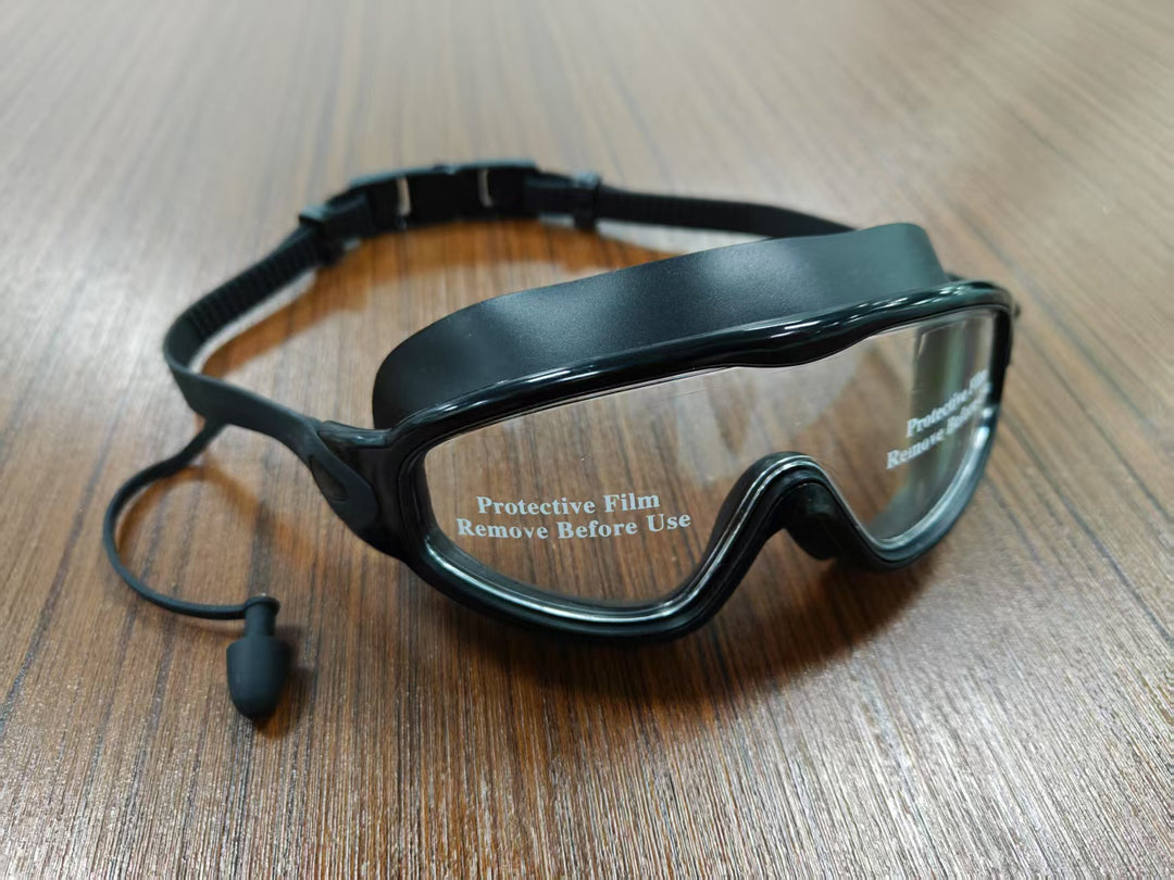 Diving mask with wide field of view and magnet holder Stornfield
