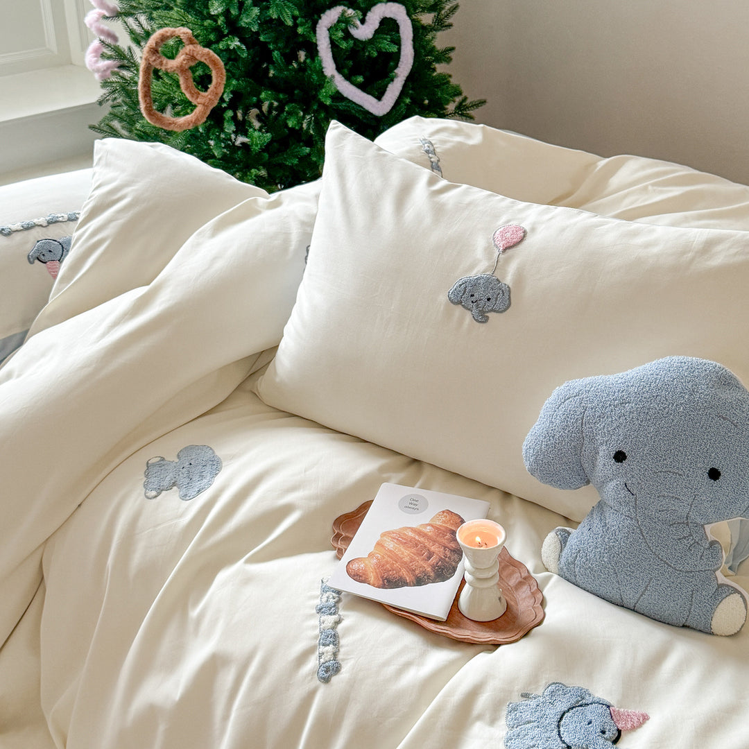 Reversible cotton satin bed linen set with embroidered fluffy dog appliqués and extra soft finish