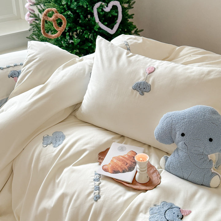Reversible cotton satin bed linen set with embroidered fluffy dog appliqués and extra soft finish
