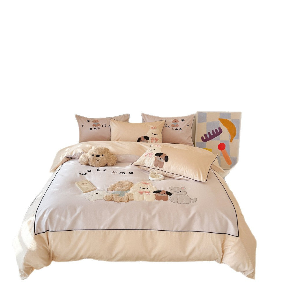Child bedding set with appliquéd plush figures and contrasting piping made of satin cotton