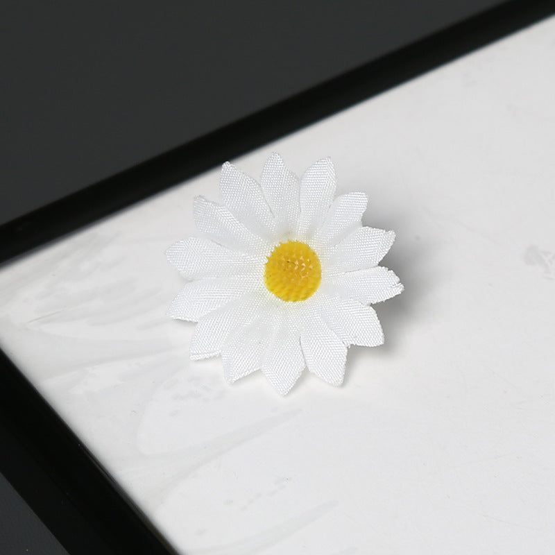Elegant Fabric Daisy Flower Brooch for Decorative Wear