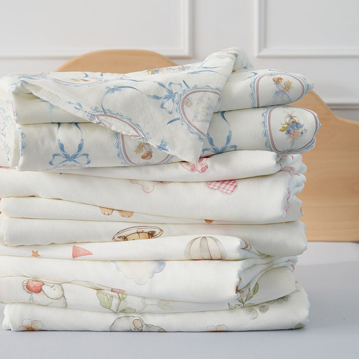 Double-layer muslin baby blanket with cute strawberry and bear motif