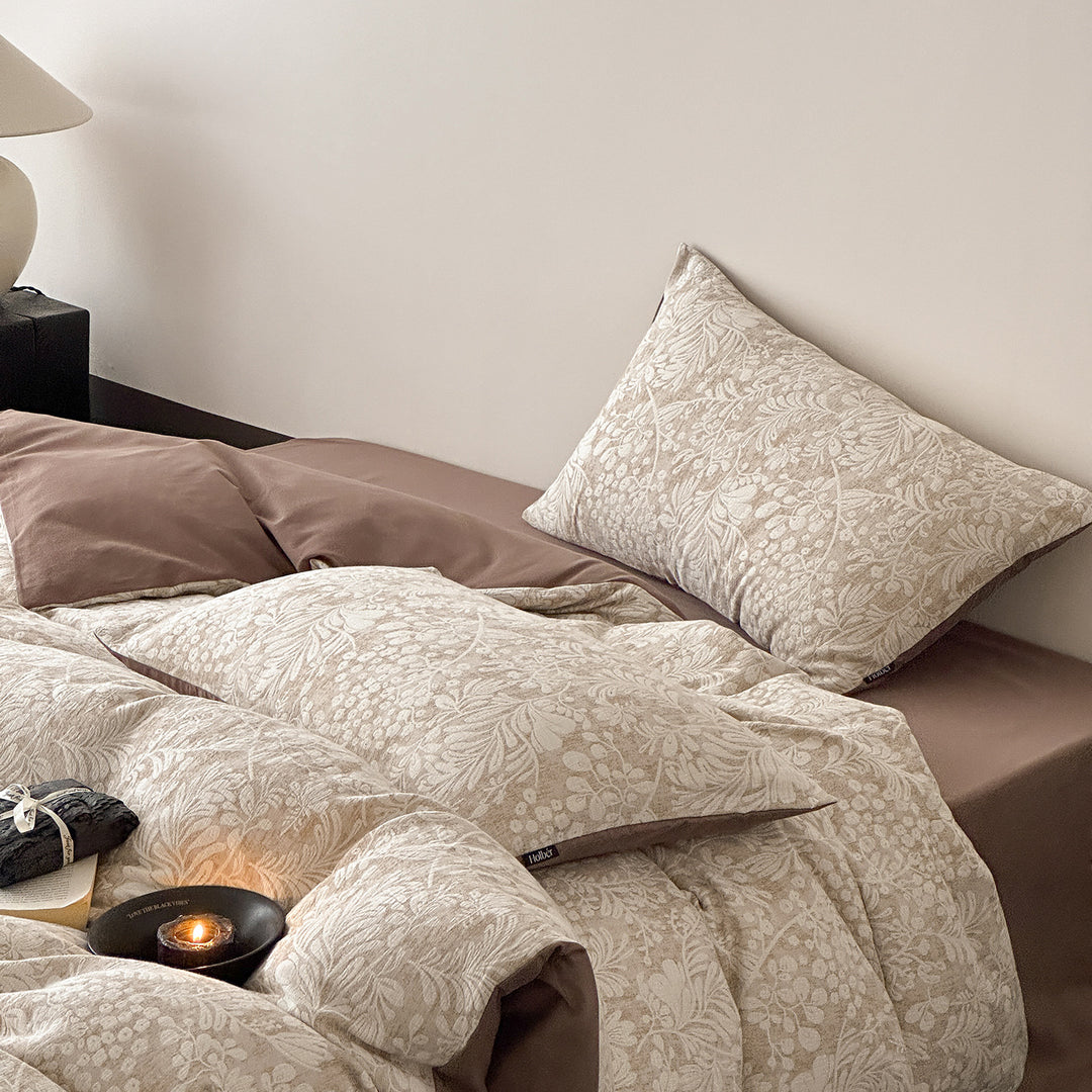Reversible bedding set made of cotton blend with fine floral jacquard and contrasting solid reverse