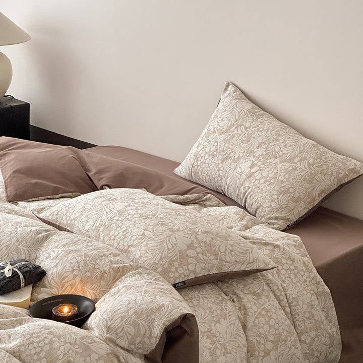 Reversible bedding set made of cotton blend with fine floral jacquard and contrasting solid reverse