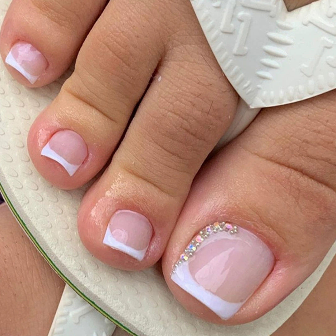 Nail set with shimmering holographic design Stornfield