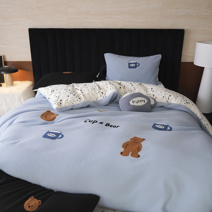 Bedding set with embroidered puppy motifs and soft fleece