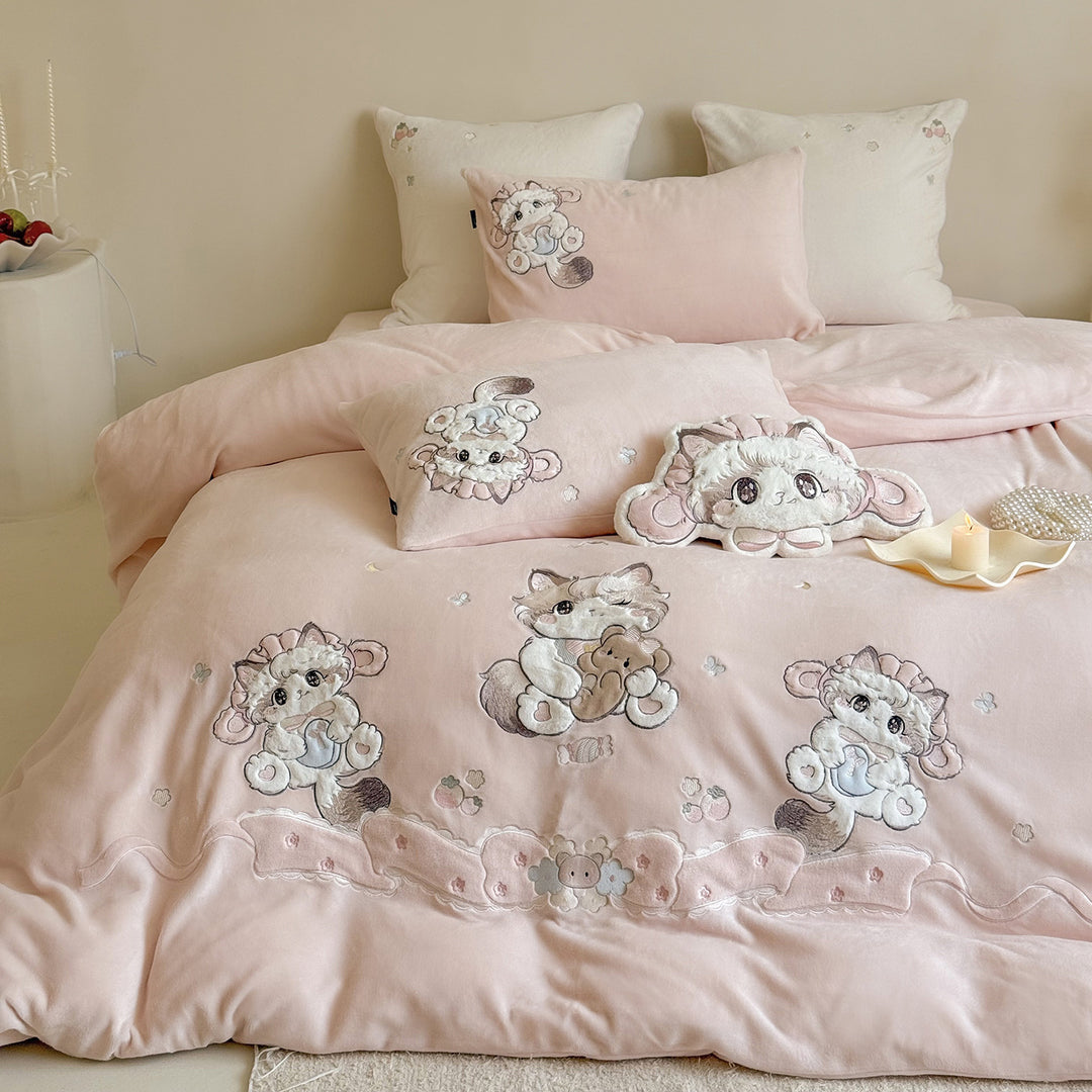 Embroidered Cartoon Kitten Plush Microfiber Duvet Cover Set with Decorative Pillow Shams