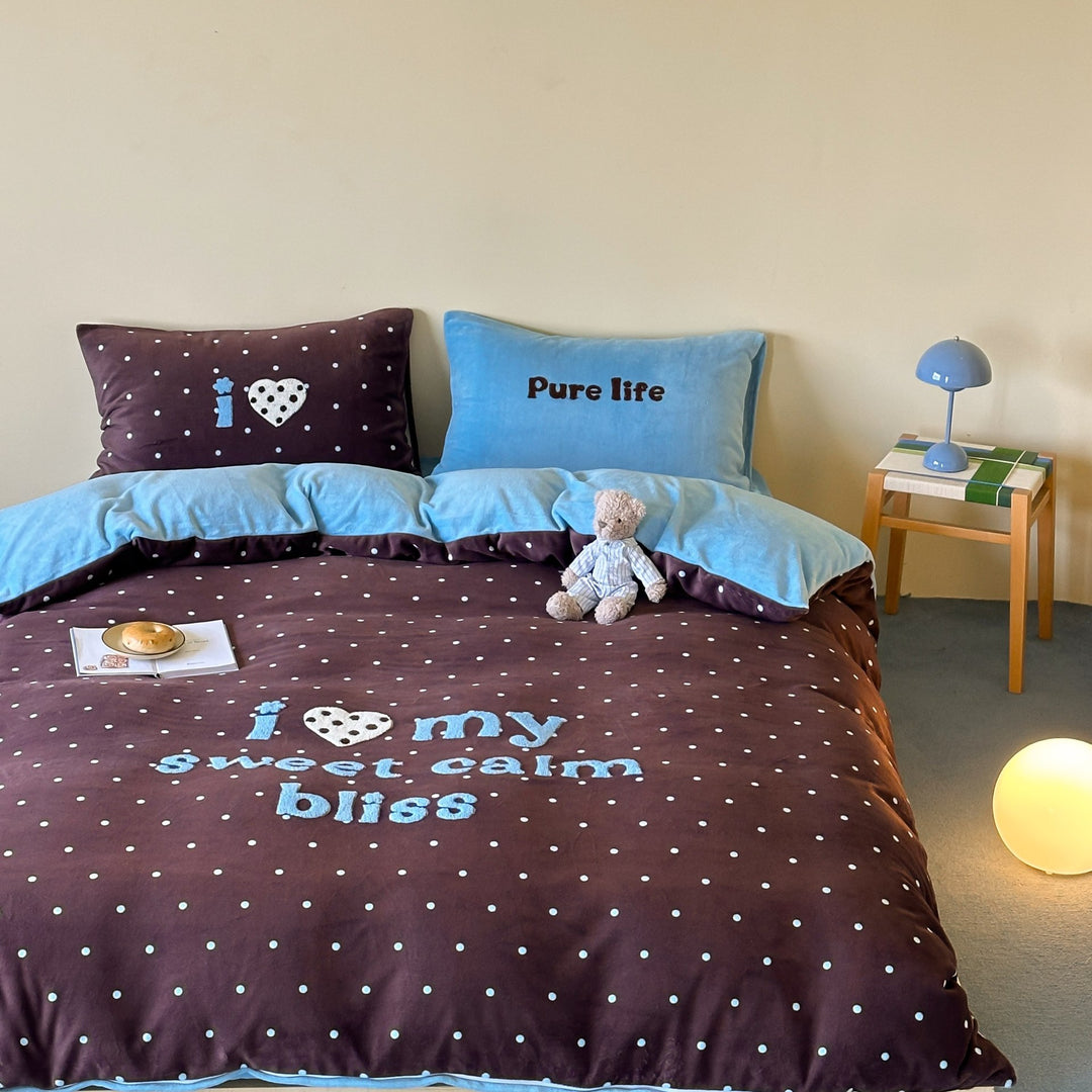 Playful bedding set made of soft cotton satin with embroidered letter appliqués