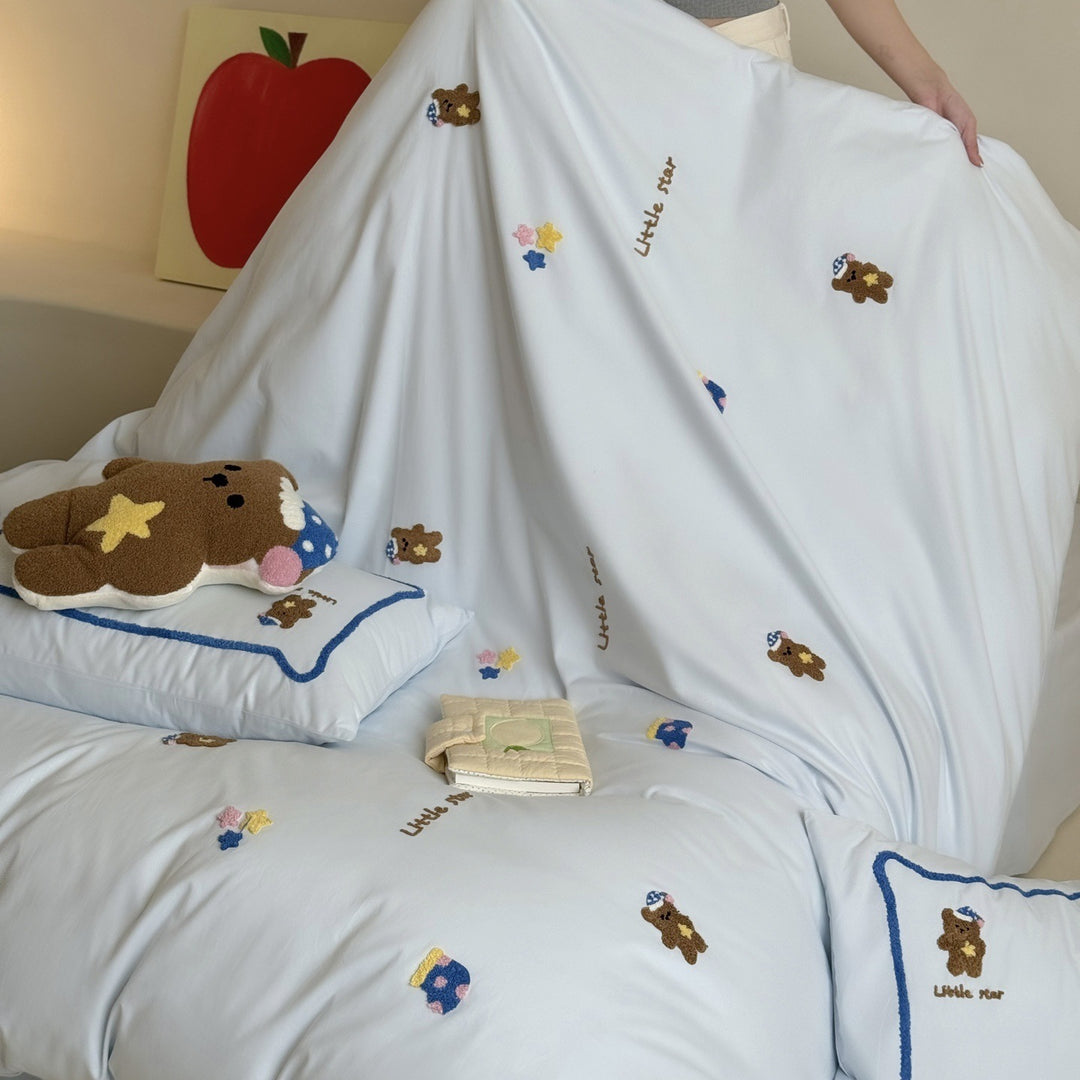 Children's bedding set with chenille teddy embroidery and contrast piping