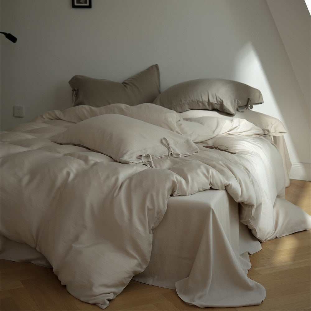 Bedding set made of finely woven cotton satin with ties, fitted sheet, and quilted blanket