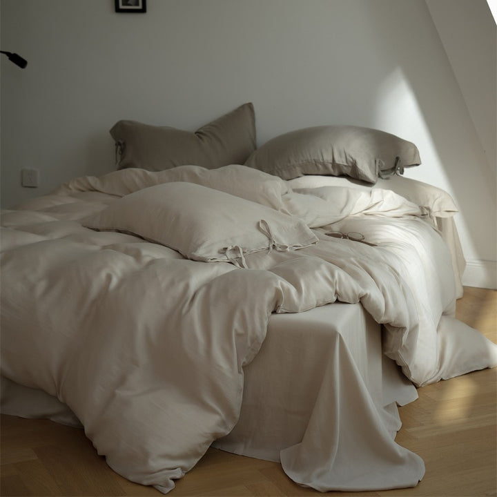 Bedding set made of finely woven cotton satin with ties, fitted sheet, and quilted blanket