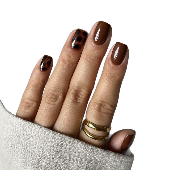 Nail art set with elegant leopard pattern Stornfield