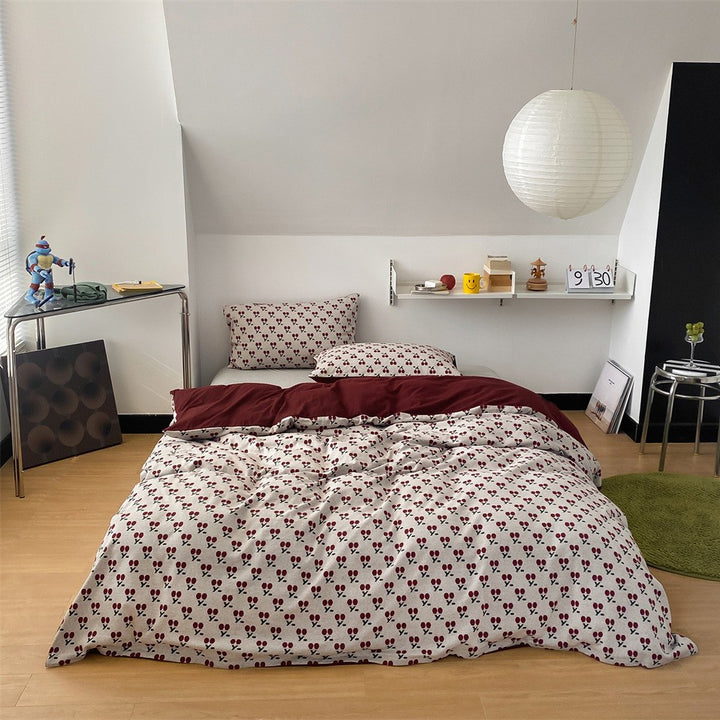 Bedding set made of cotton percale with delicate cherry motif and reversible easy care