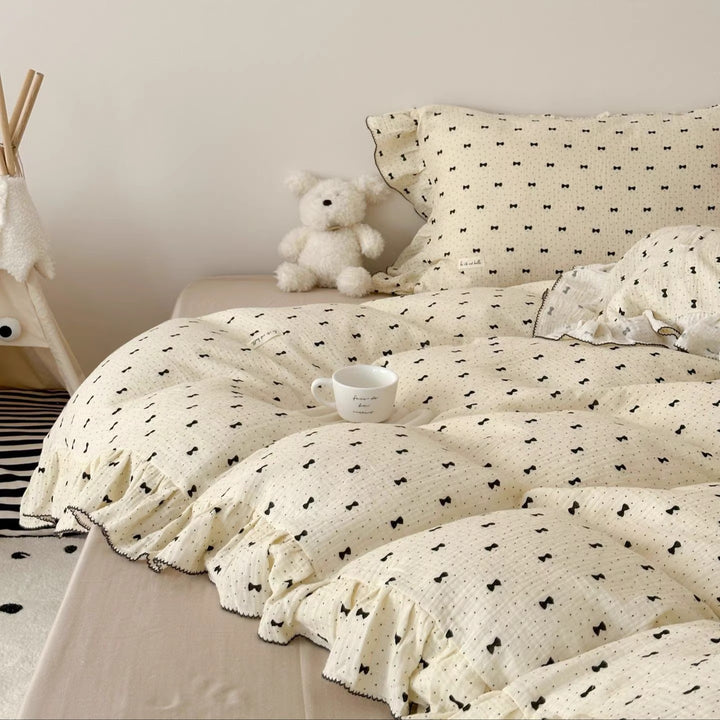 Bedding set made of cotton gauze with ruffled trim and fine bow print