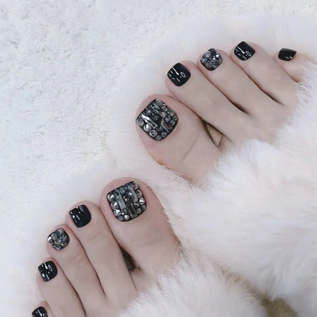Artful toenails with glitter accents Stornfield