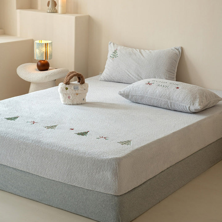 Fitted sheet set with embroidered Christmas tree pattern and soft cotton blend