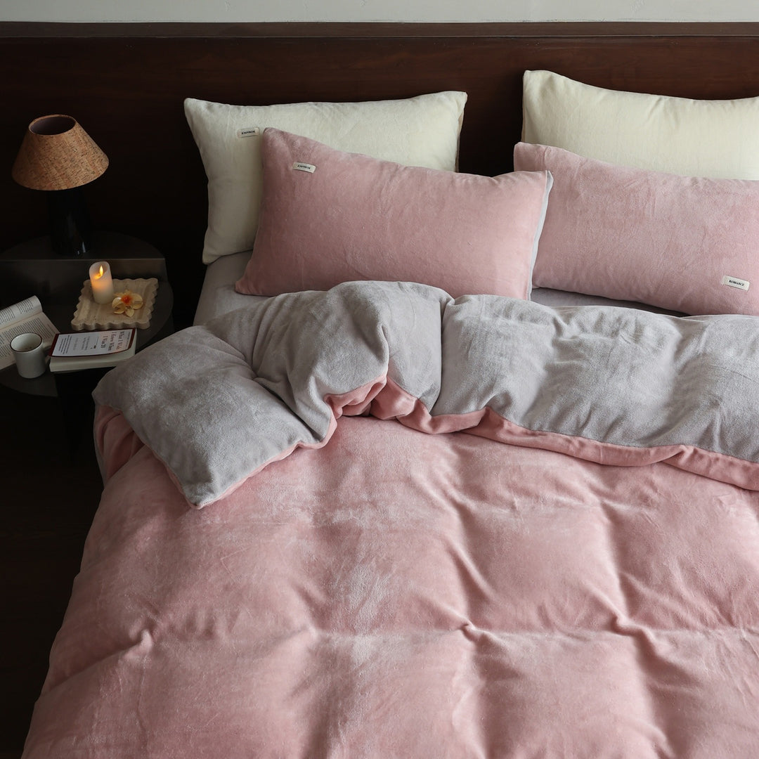 Soft velvet-look bedding set made of microfiber with breathable filling and hotel closure