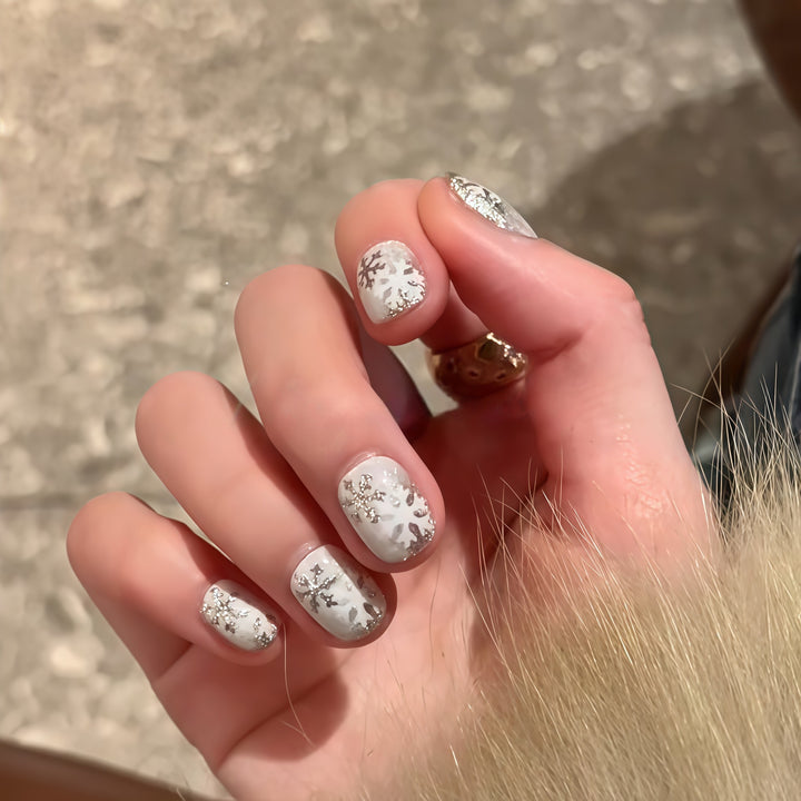Artificial nails with winter snowflake design Stornfield