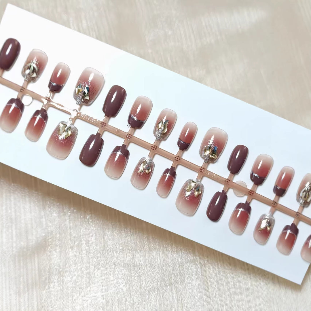 Elegant Artificial Nail Set with Gold Accents Stornfield