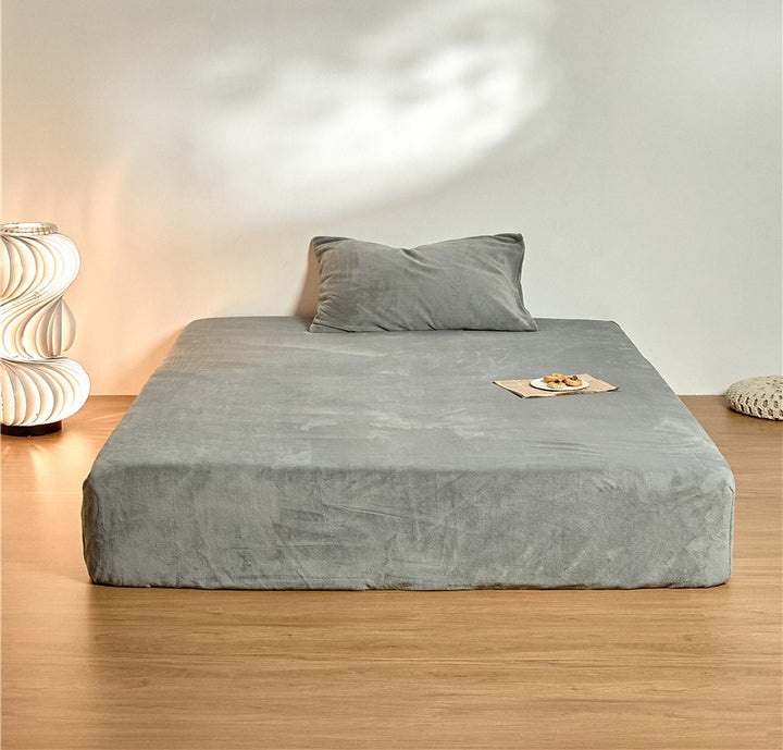 Fitted sheet with deep pocket and microfiber velvet