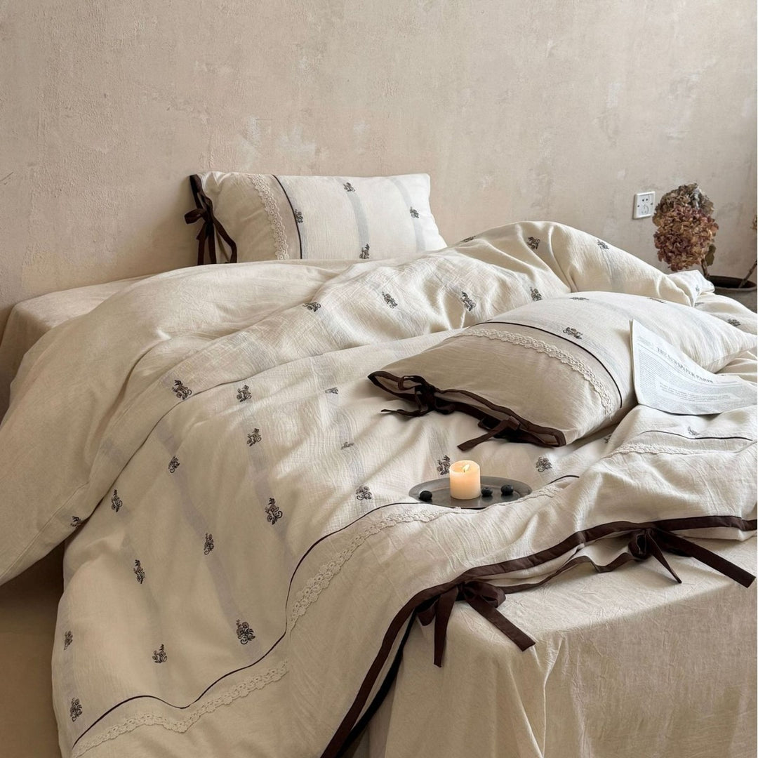 Reversible bedding set in linen look with lace trim and decorative bows
