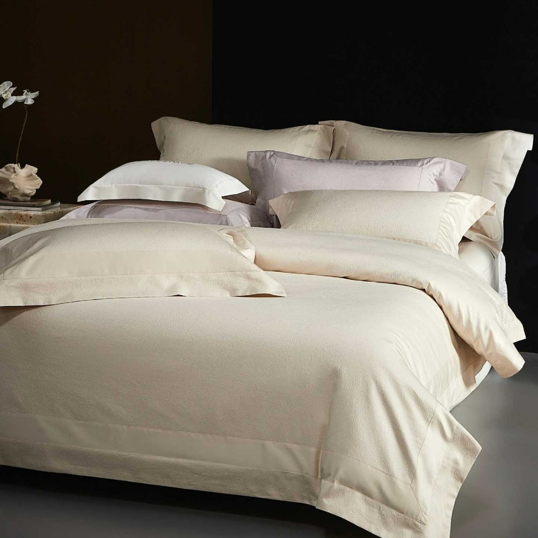 Elegant bedding set made of cotton sateen with fine quilted edge and hotel closure
