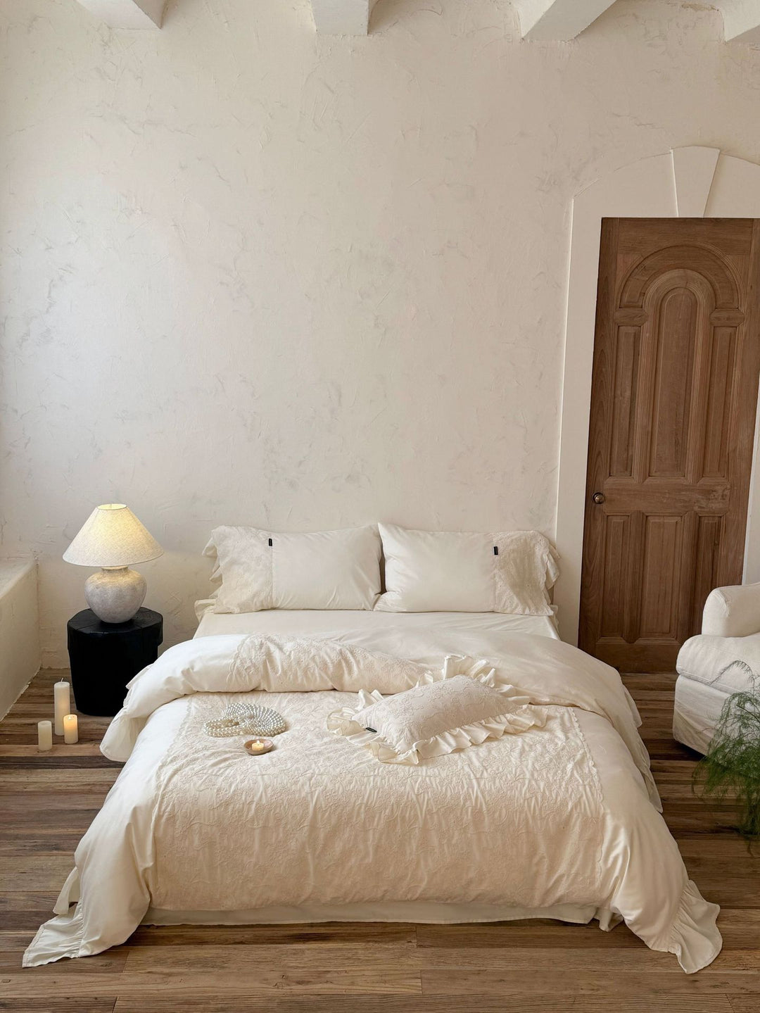 Romantic satin bedding set with lace trim and ruffled pillow Stornfield